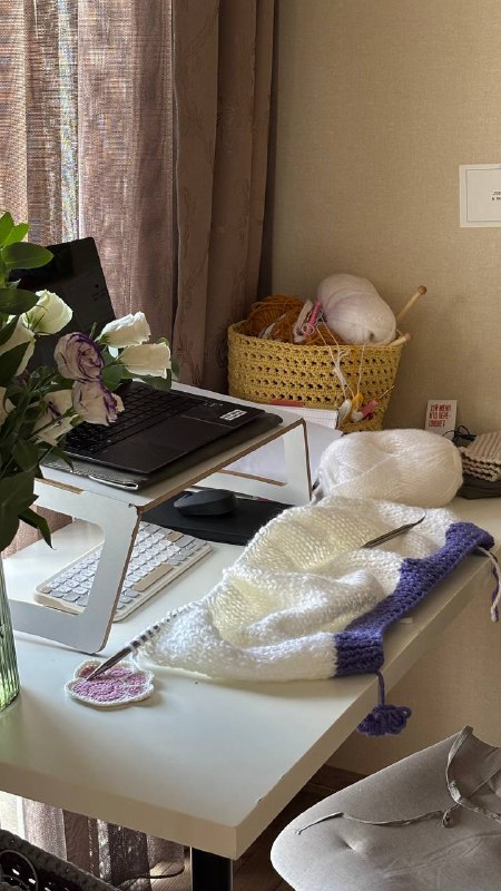 Стол Linnmon IKEA, столик-поднос Jusk 4