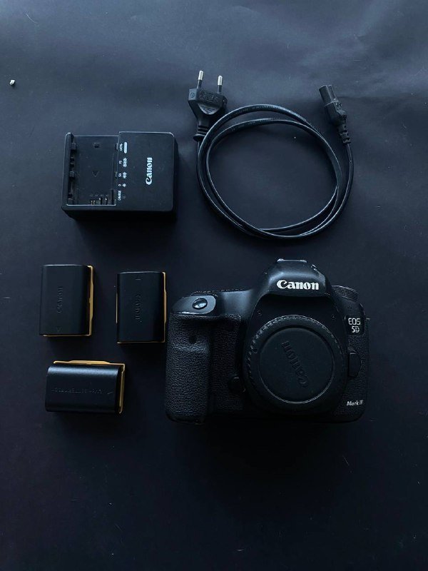 Canon EOS 5D Mark III фотоаппарат с аккумуляторами и зарядным