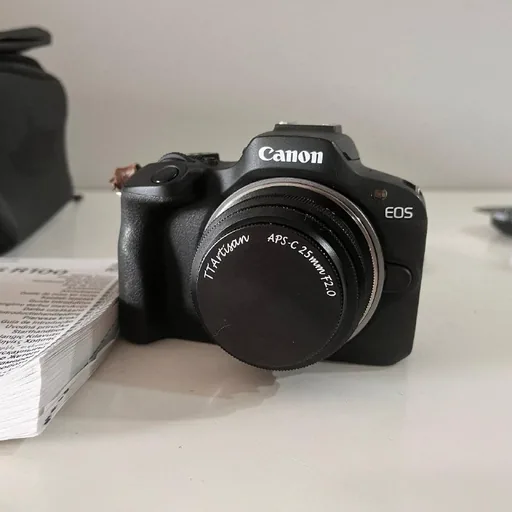 Комплект Canon EOS R100 с четырьмя объективами