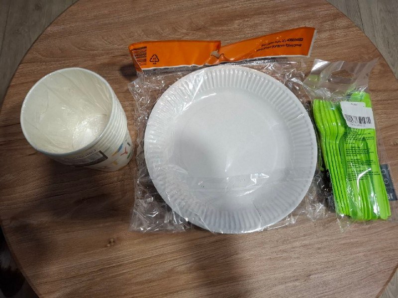 Набор одноразовой посуды: тарелки, стаканы, вилки, ножи, ложки