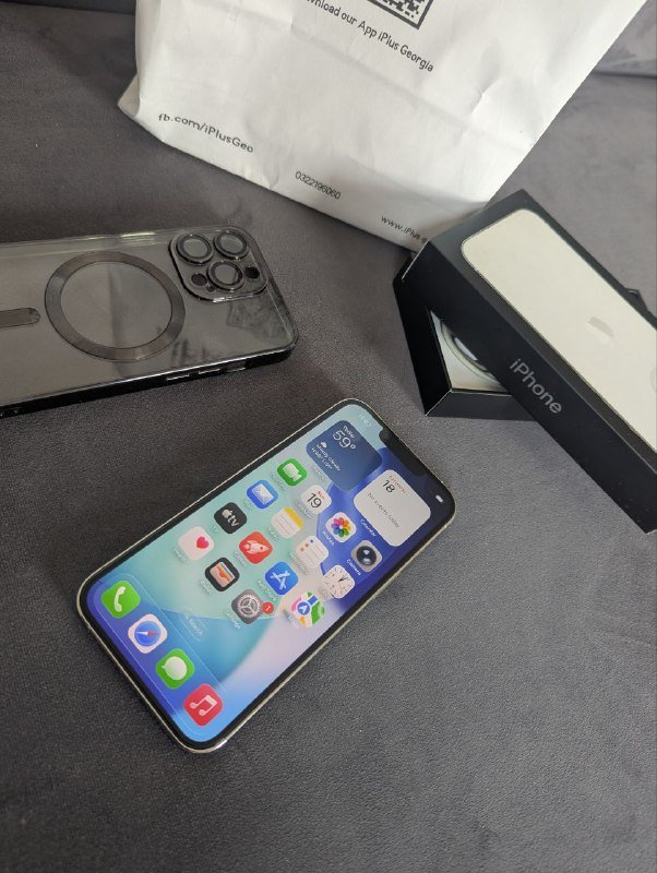 iPhone 13 Pro с MagSafe чехлом и коробкой 2