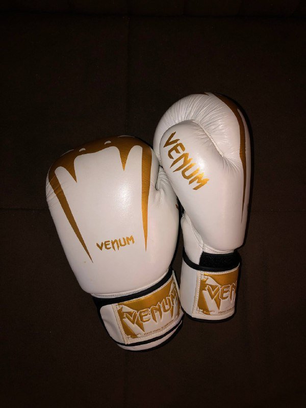 Боксерские перчатки Venum