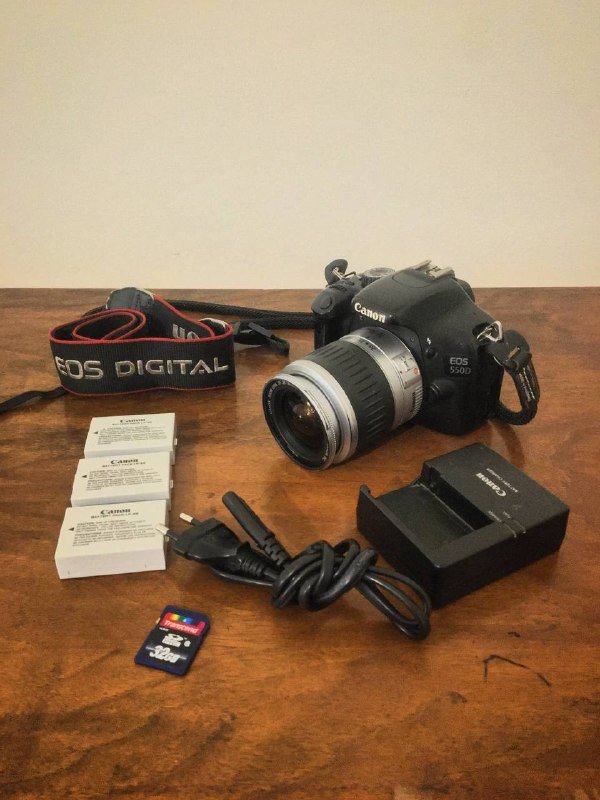 Canon 550d, объектив Canon EF 28-90, 3 аккумулятора, зарядное устройство, карта SDHC 32gb, два ремешка