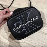 Кроссовки, сумка Calvin Klein, украшения Pandora, куртка, жилет 4