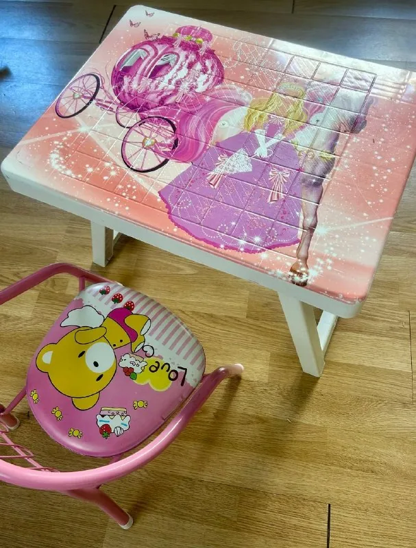 Children's furniture set: folding table and cushioned chair 1