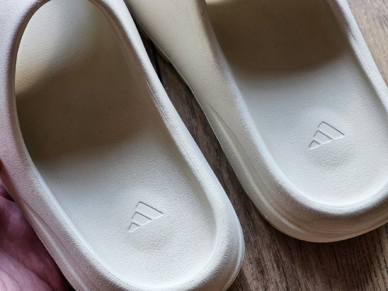 Тапочки Adidas Yeezy Slide Bone 2