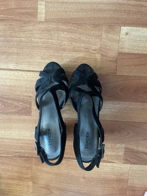 Джинсы Levi’s голубые, Шорты Levi’s черные, Босоножки черные, Фен 8