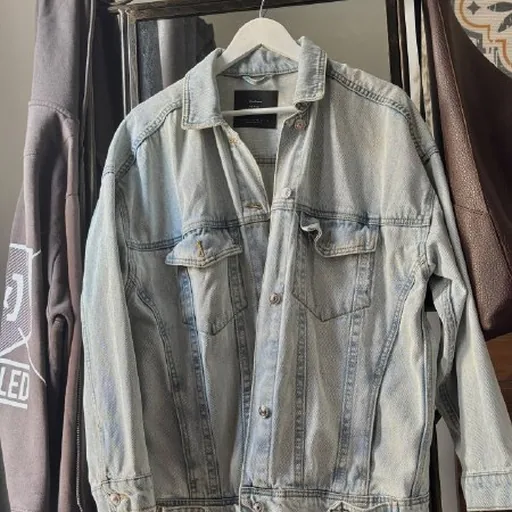Джинсовка Stradivarius, брюки вельветовые Mango