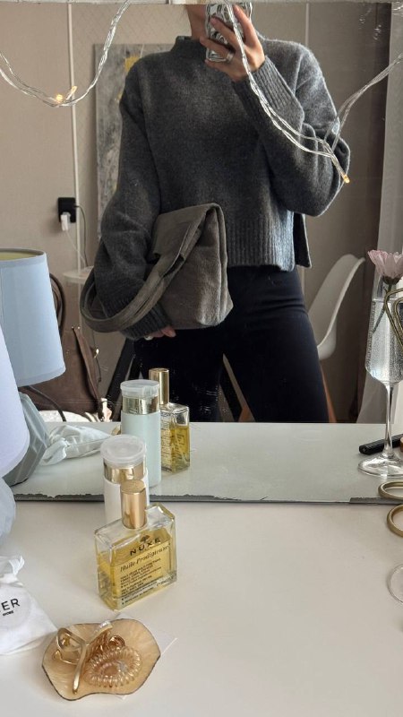 Серый свитер, юбка, тренч, сумка 6