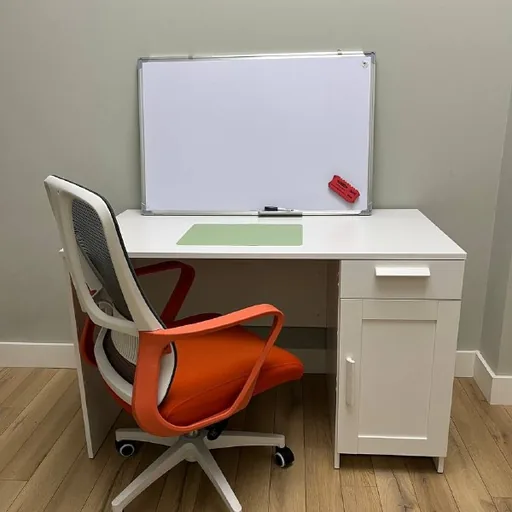 Стол IKEA, офисное кресло