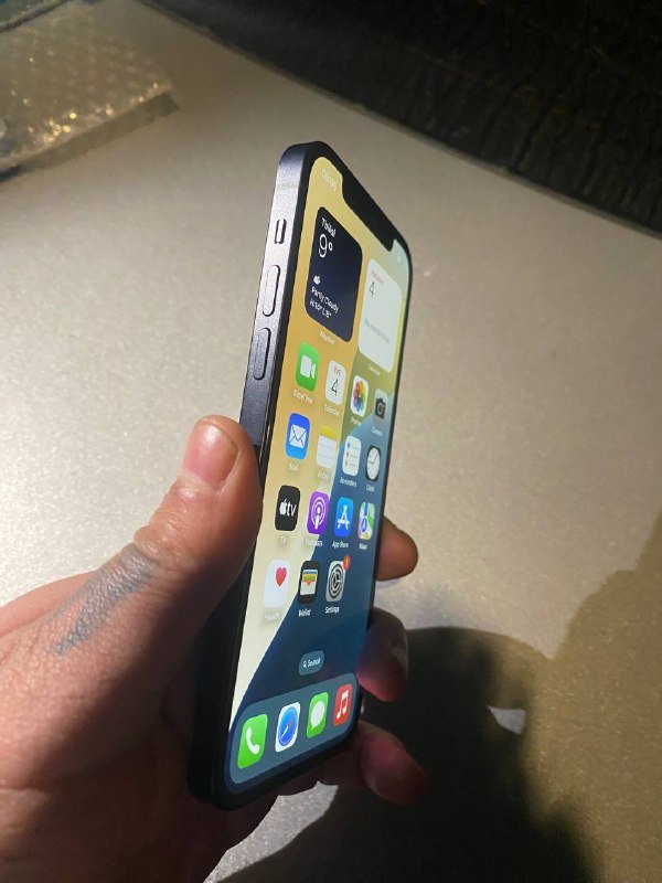 iPhone 14 Pro 256GB Gold, iPhone 14 128GB Midnight and Purple, iPhone 12 64GB Midnight and Purple, iPhone XS Max 64GB Gold 2