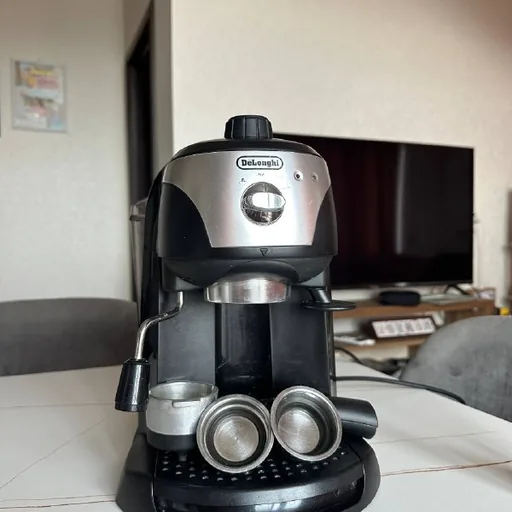 Кофеварка Delonghi EC 221, комнатные растения
