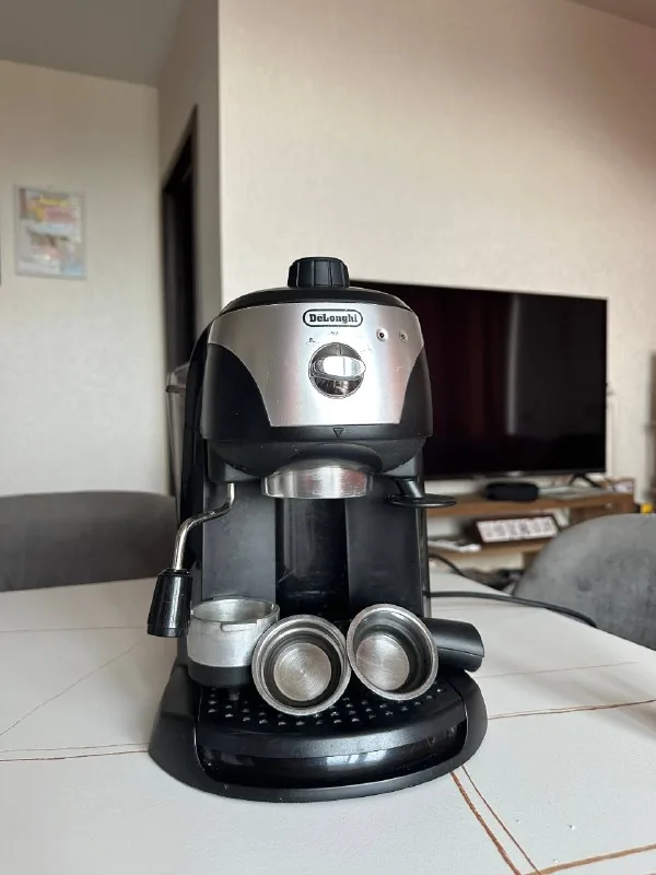 Кофеварка Delonghi EC 221, комнатные растения