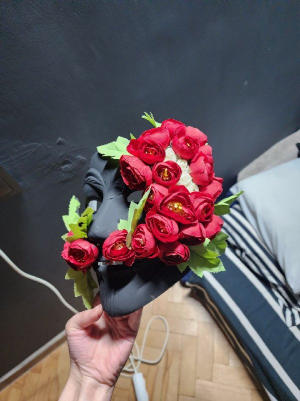 Маска с красными цветами 2