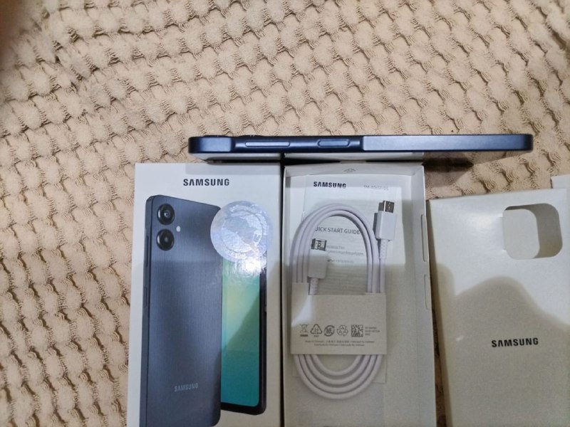 Смартфон Samsung Galaxy A06 4/64Гб LTE Черный 4