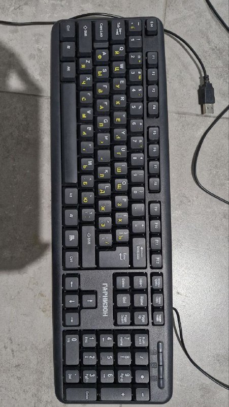 Беспроводная клавиатура, пустые стеклянные банки