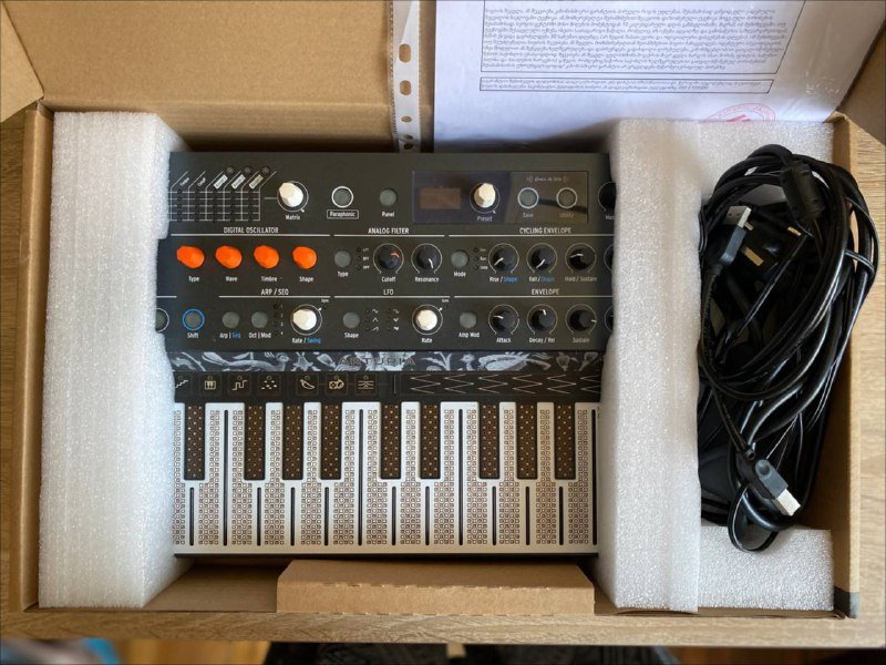 контроллер Novation Twitch, синтезатор Arturia Microfreak, контроллер Numark party mix 4