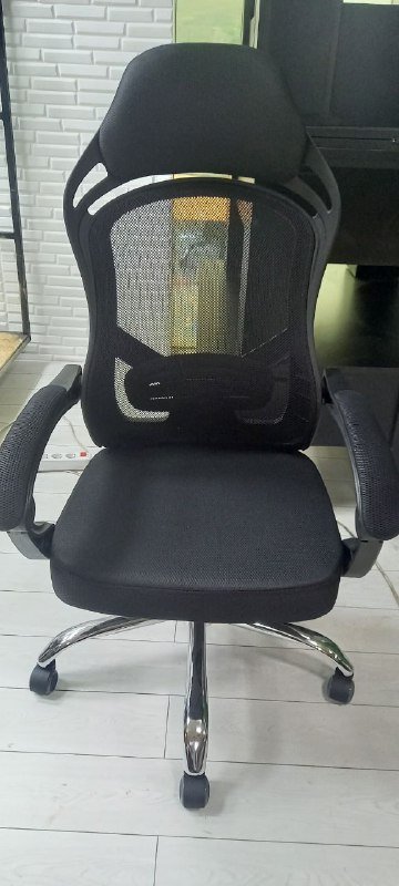 Офисное кресло с регулировкой высоты и наклона спинки