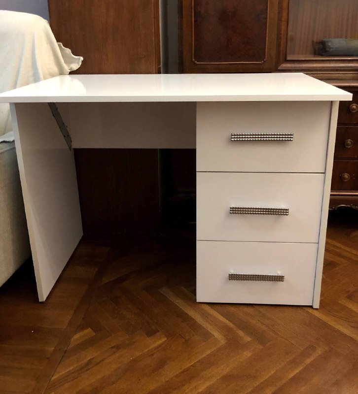 Стол с выдвижными ящиками