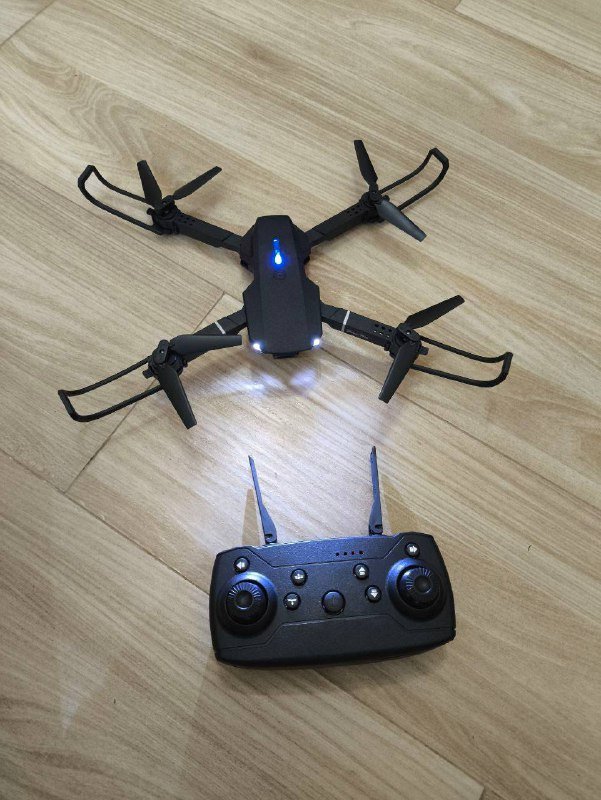 Новый дрон с камерой, пультом и комплектом запасных частей 4