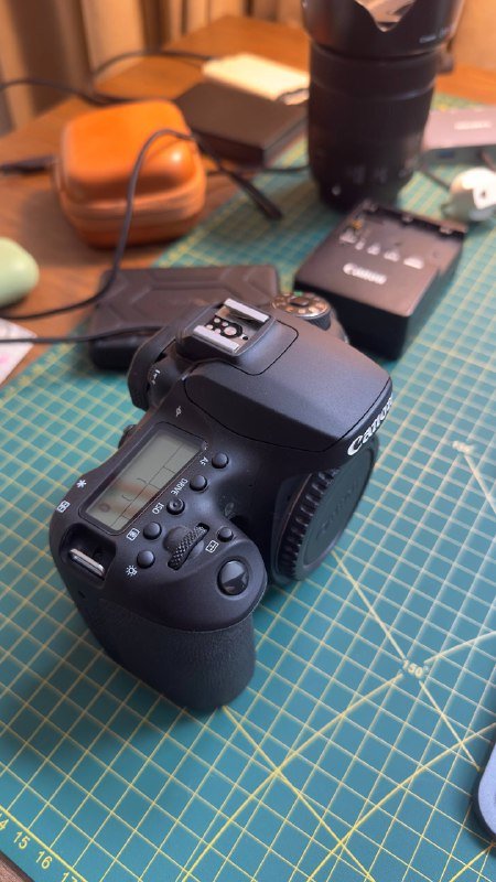 Canon 90D камера, объектив 18-135 мм, аксессуары