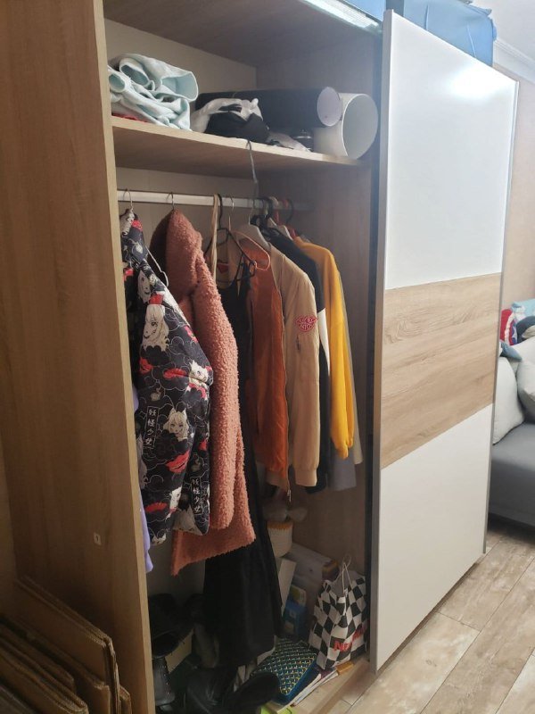 Желтый диван, серый диван, шкаф, письменные столы, кухонный стол, полка 4