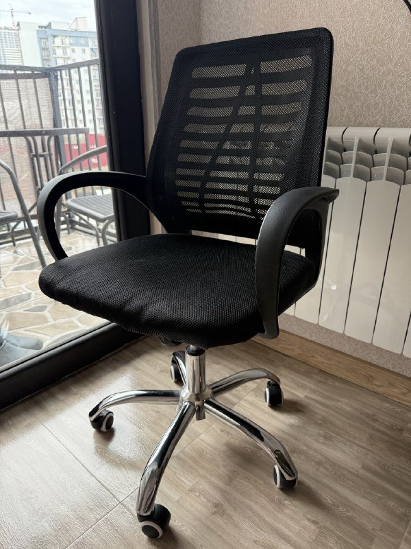 Офисное кресло на колёсиках