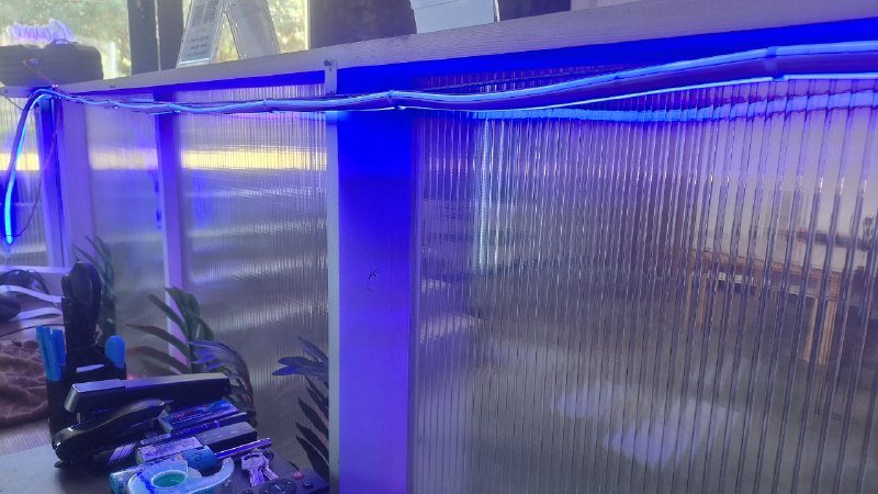 стойка ресепшен с диодными лентами и украшением