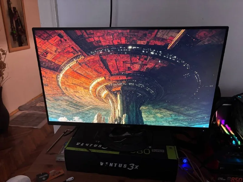 Мониторы ASUS, клавиатура, кабели и переходник 1