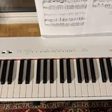 Yamaha P-225, стенд, белый стул 2