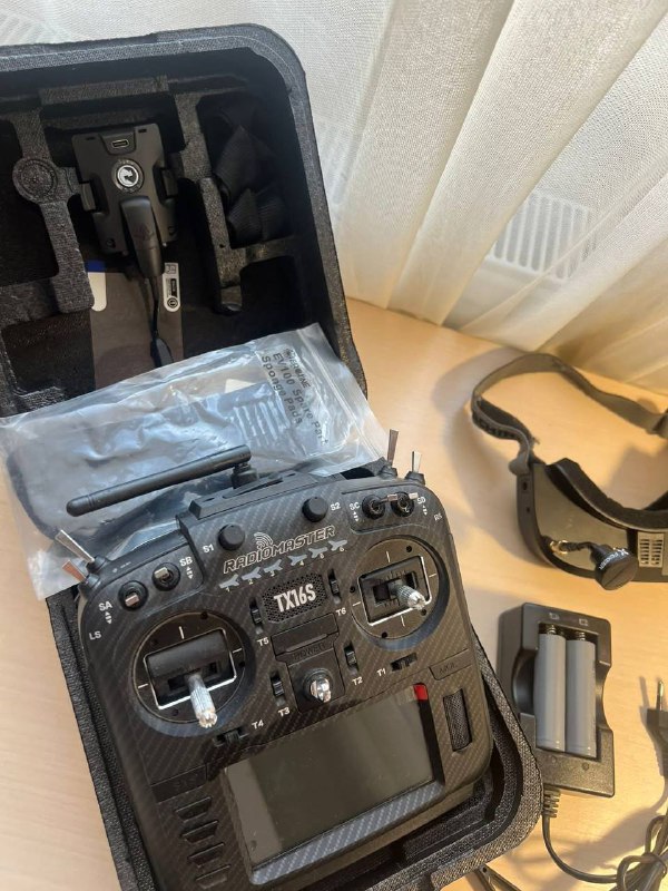2 FPV-дрона, Radiomaster TX16S, зарядное ISDT, вертолёт Align T-Rex 450