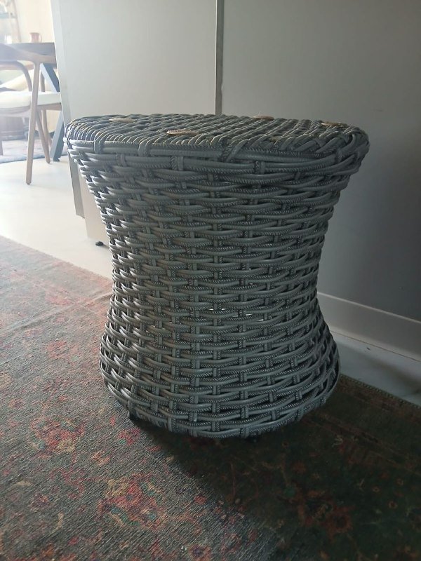 Плетёный декоративный столик