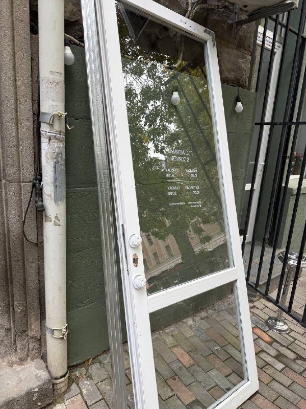 Дверь белая со стеклом 2