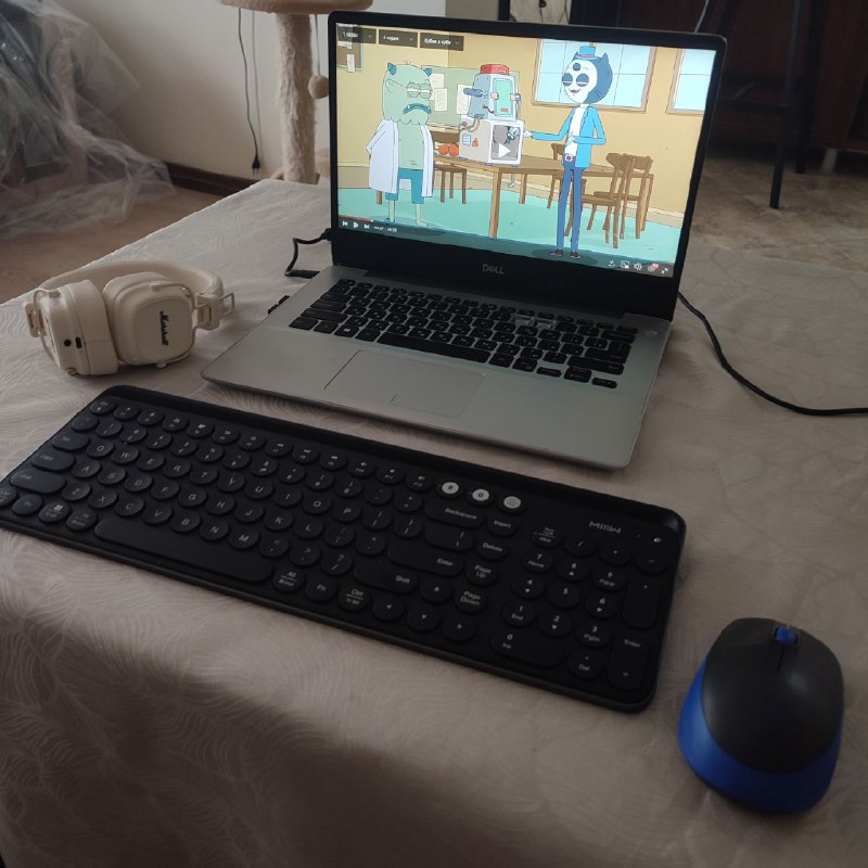 Ноутбук Dell Inspiron 5485 с клавиатурой и мышкой