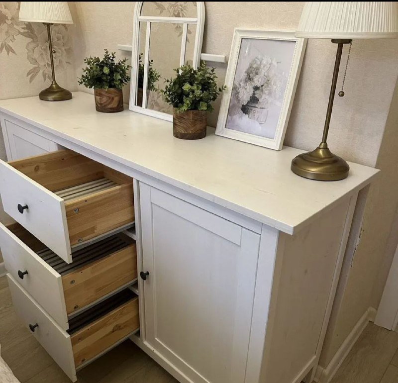 Кухонная машина, стол с 4 стульями, комод, телевизор 8