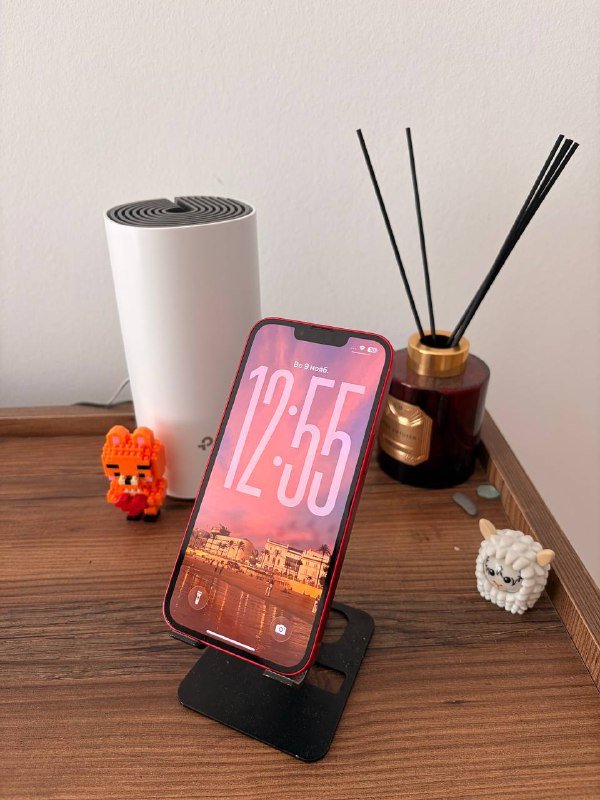 iPhone 13 128 GB Product Red с чехлами и кабелями