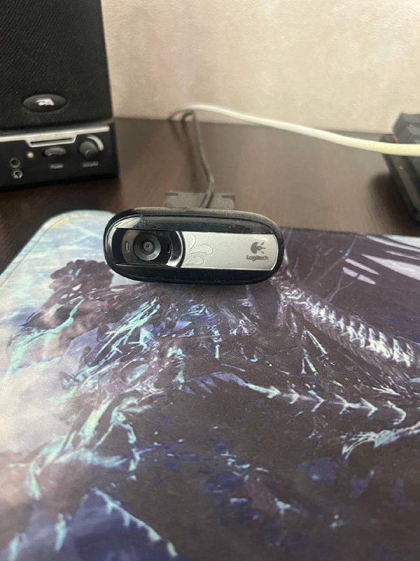 Компьютер, клавиатура HyperX alloy 65, микрофон HyperX Solocast, камера Logitech 4