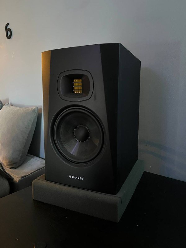 Мониторы ADAM T7V с проводами и аксессуарами 2