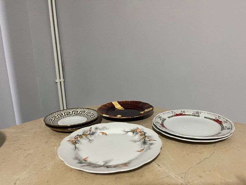 Тарелки, ножи, дуршлаг, кастрюли, кофейный сервиз 10