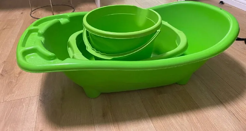 Two children’s bathtubs and a bucket 1