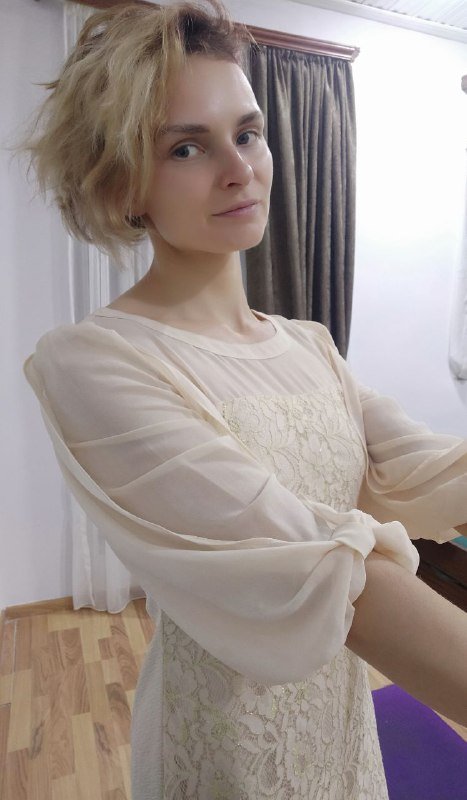 Платья, комбезы и красная жилетка