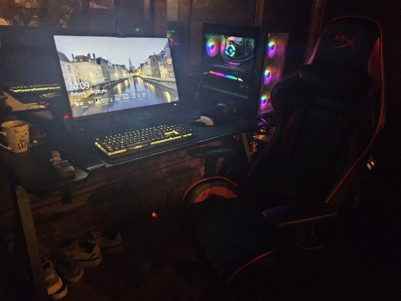 Игровой компьютер, стол, кресло, монитор, аксессуары