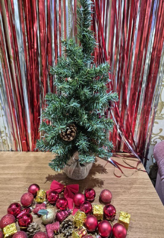 Ёлка с шишками и ягодами, игрушки, гирлянды, венок на дверь 3