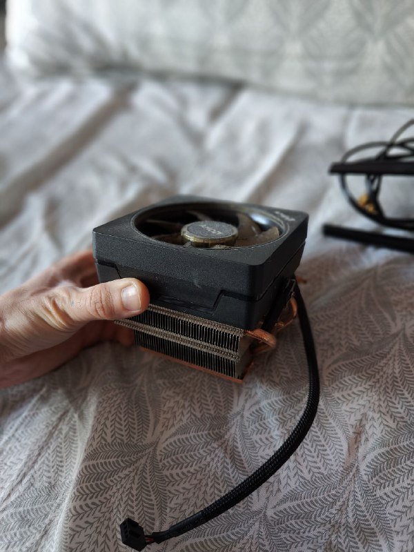 Материнская плата, блок питания, кулер, модуль Bluetooth/WiFi, микрофон, кабели 4