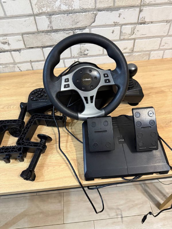 Игровой руль, оперативка G.Skill 16Гб, клавиатура HyperX, держатель кабеля Razer, стол