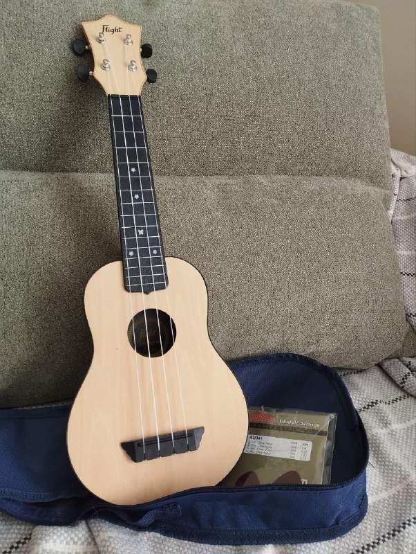 сопрано укулеле Flight, комплект струн, 2 медиатора