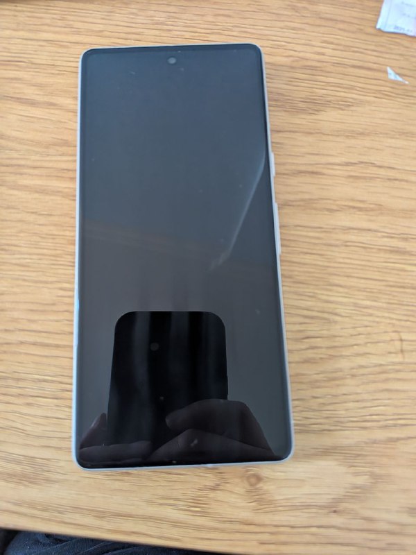 Google Pixel 7 с двумя чехлами
