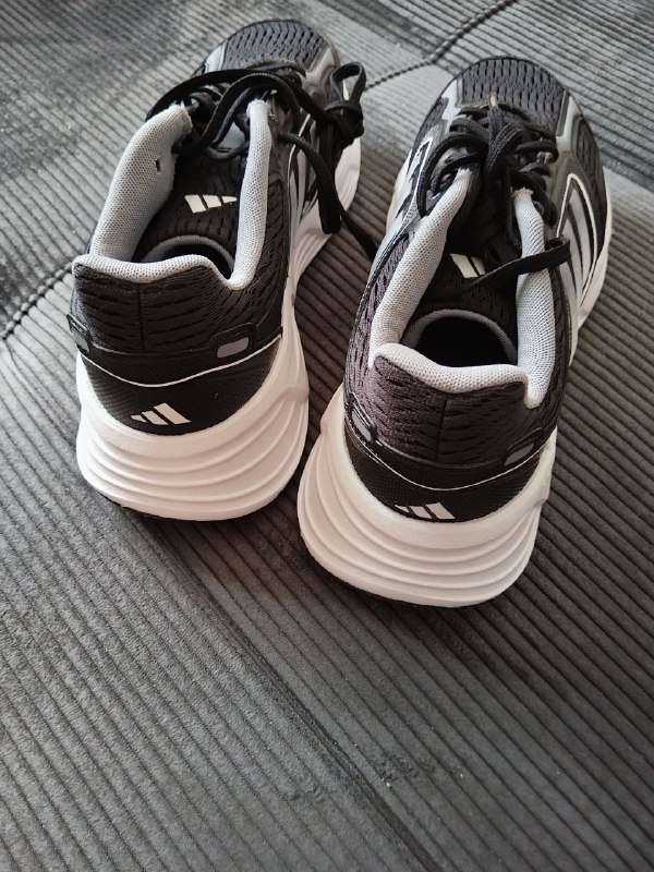 Кроссовки Adidas новые