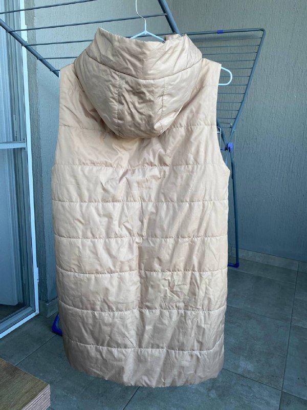 Безрукавка женская из полиэстера с синтепоновым утеплителем 2