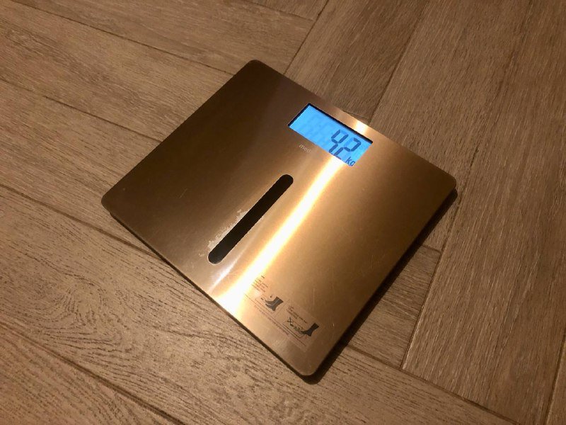 Деревянная стойка с полками и перекладиной для вешалок 3